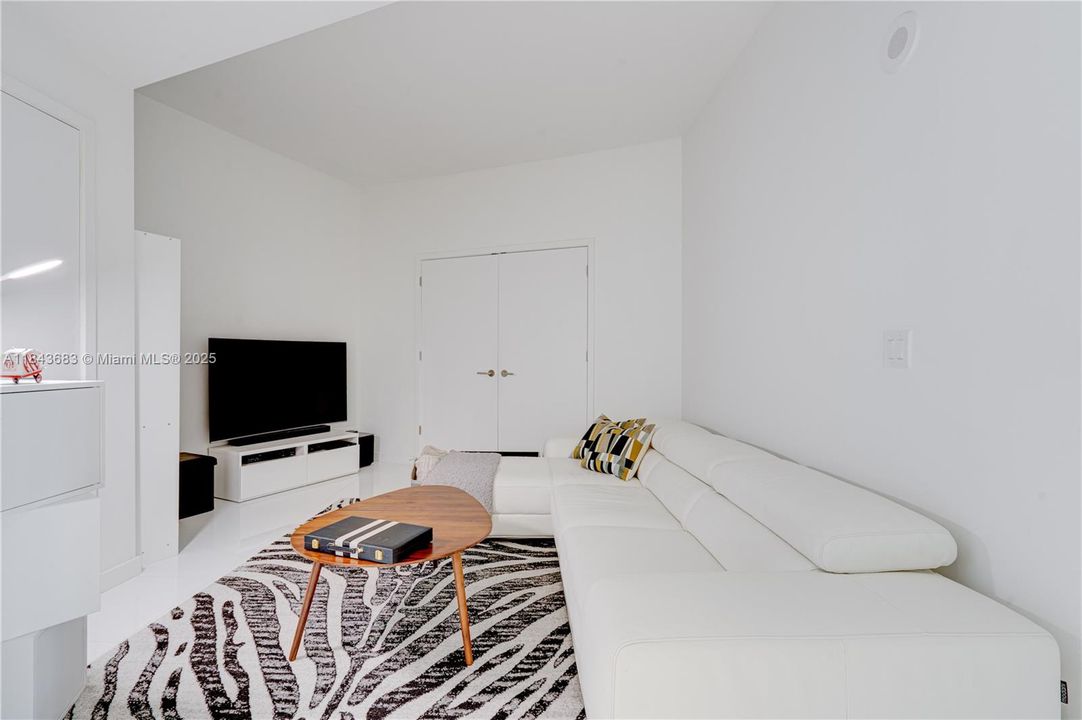 合同活跃: $1,370,000 (3 贝兹, 4 浴室, 2204 平方英尺)