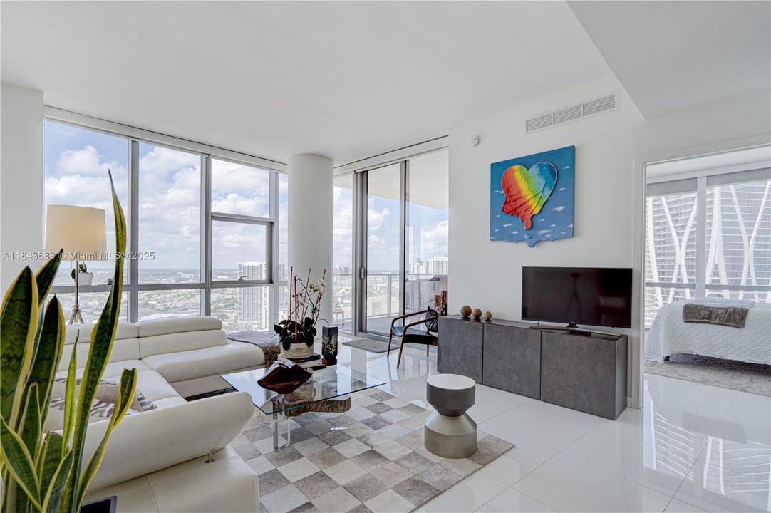 合同活跃: $1,370,000 (3 贝兹, 4 浴室, 2204 平方英尺)