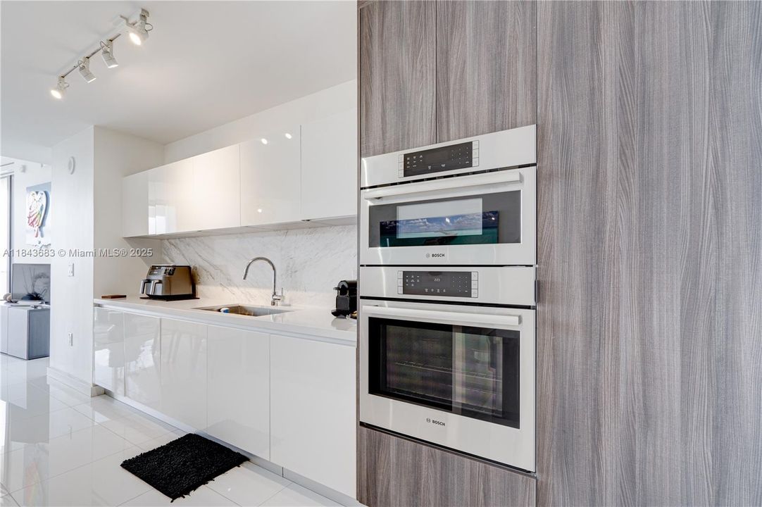 合同活跃: $1,370,000 (3 贝兹, 4 浴室, 2204 平方英尺)