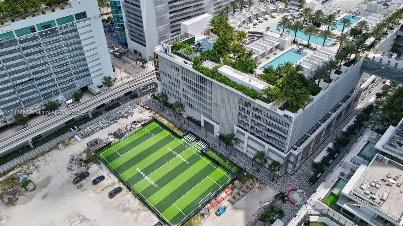 合同活跃: $1,370,000 (3 贝兹, 4 浴室, 2204 平方英尺)