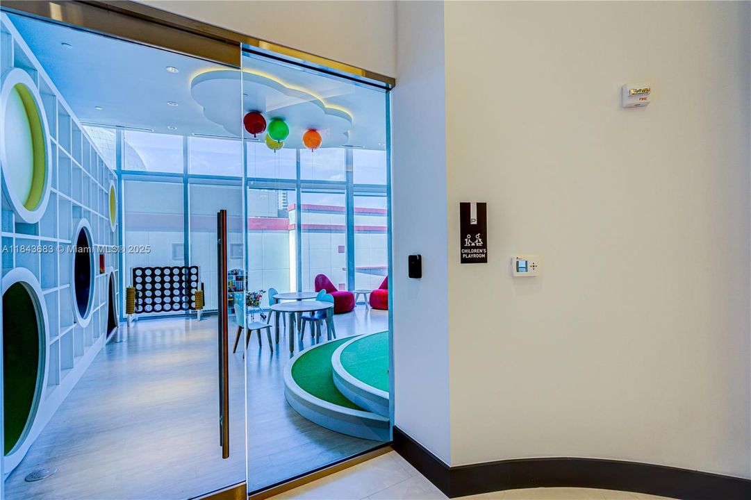 合同活跃: $1,370,000 (3 贝兹, 4 浴室, 2204 平方英尺)