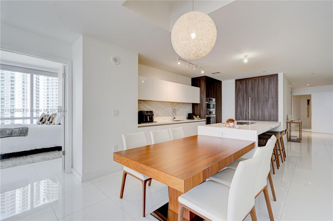 合同活跃: $1,370,000 (3 贝兹, 4 浴室, 2204 平方英尺)