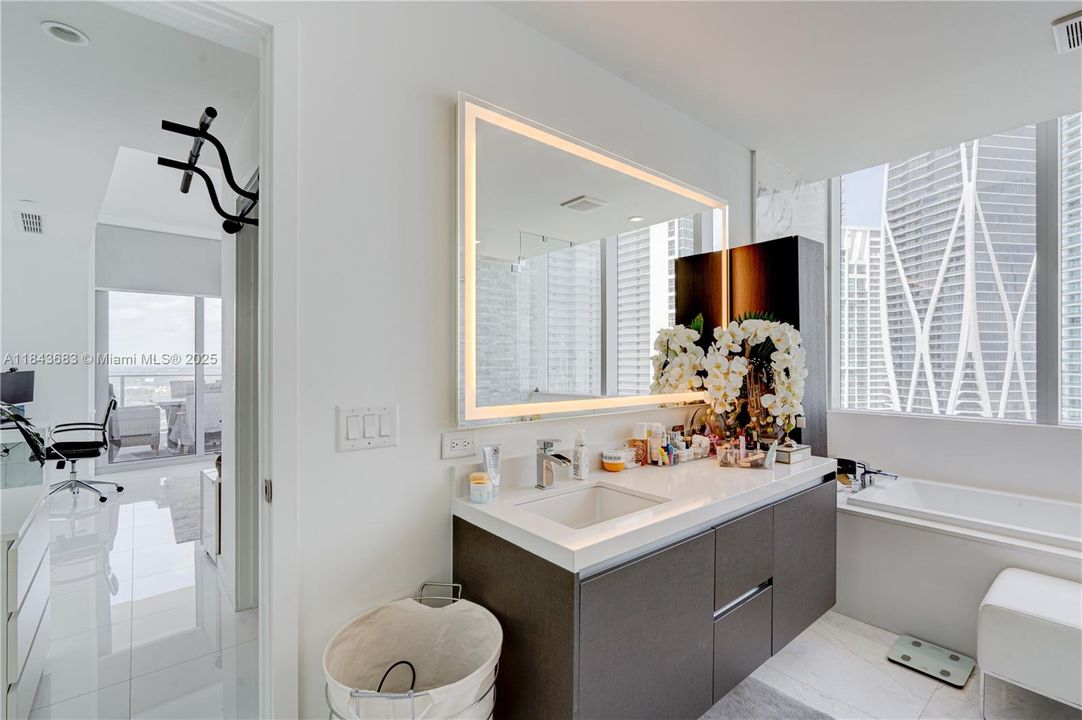 合同活跃: $1,370,000 (3 贝兹, 4 浴室, 2204 平方英尺)