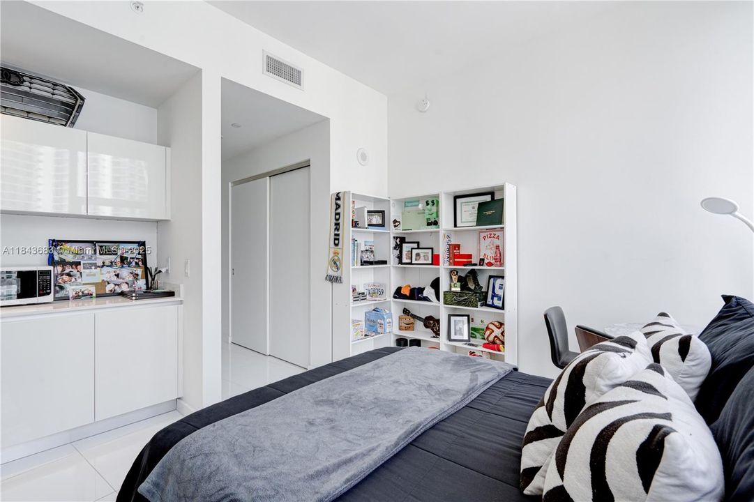 合同活跃: $1,370,000 (3 贝兹, 4 浴室, 2204 平方英尺)