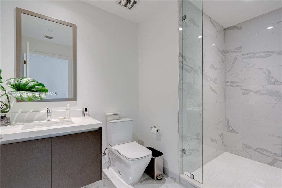 合同活跃: $1,370,000 (3 贝兹, 4 浴室, 2204 平方英尺)