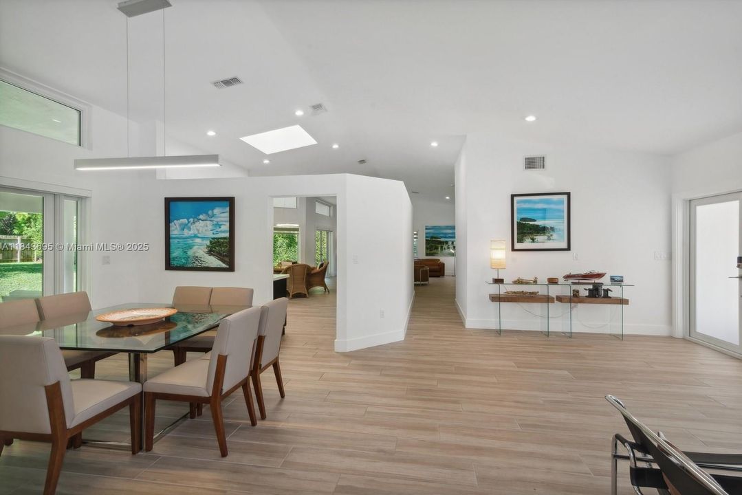 Active With Contract: $6,950 (4 beds, 3 baths, 2811 Square Feet)