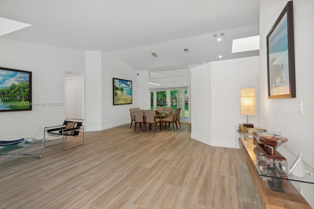 Active With Contract: $6,950 (4 beds, 3 baths, 2811 Square Feet)