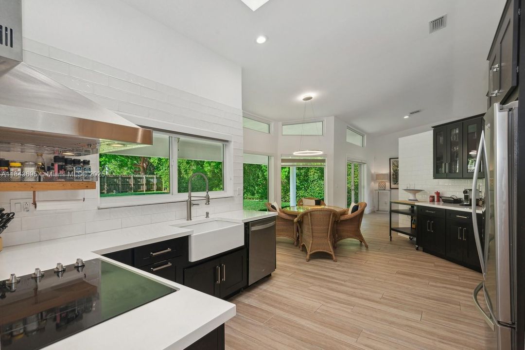 Active With Contract: $6,950 (4 beds, 3 baths, 2811 Square Feet)