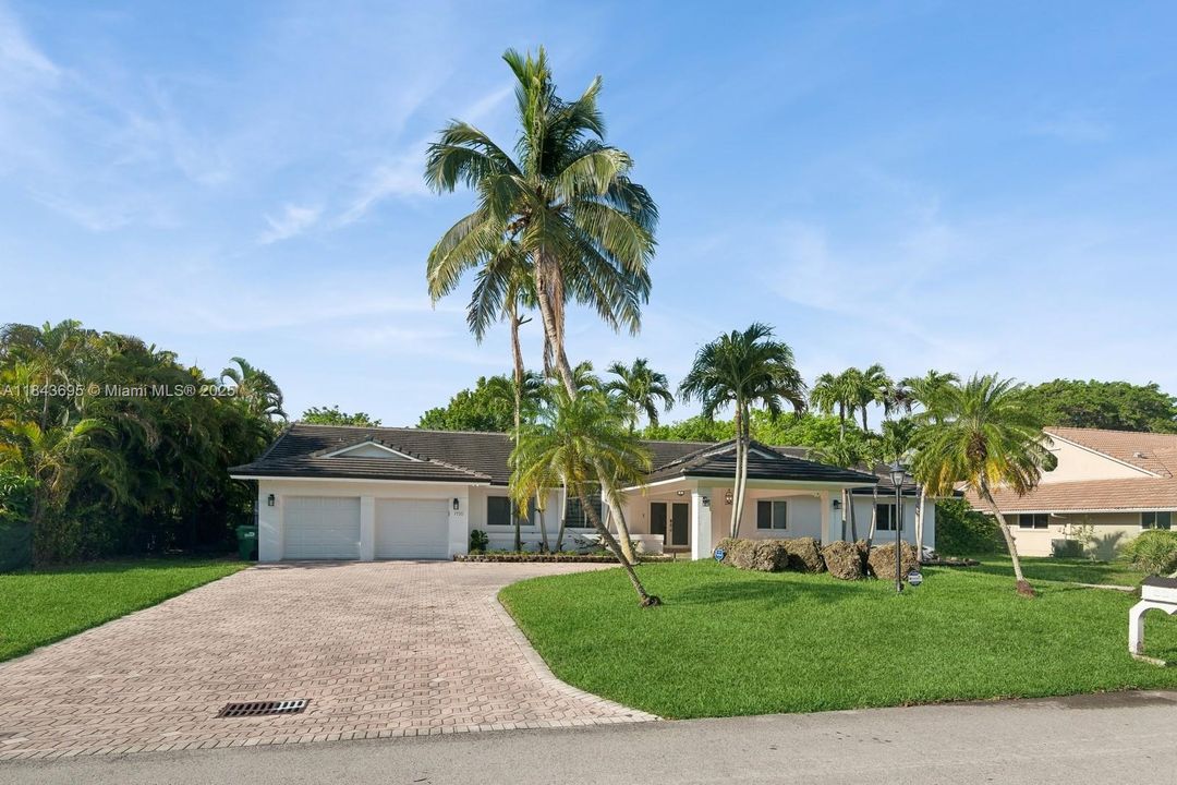 Active With Contract: $6,950 (4 beds, 3 baths, 2811 Square Feet)