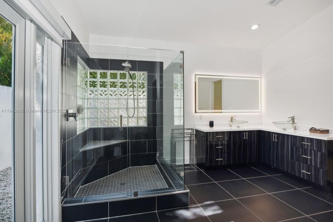 Active With Contract: $6,950 (4 beds, 3 baths, 2811 Square Feet)