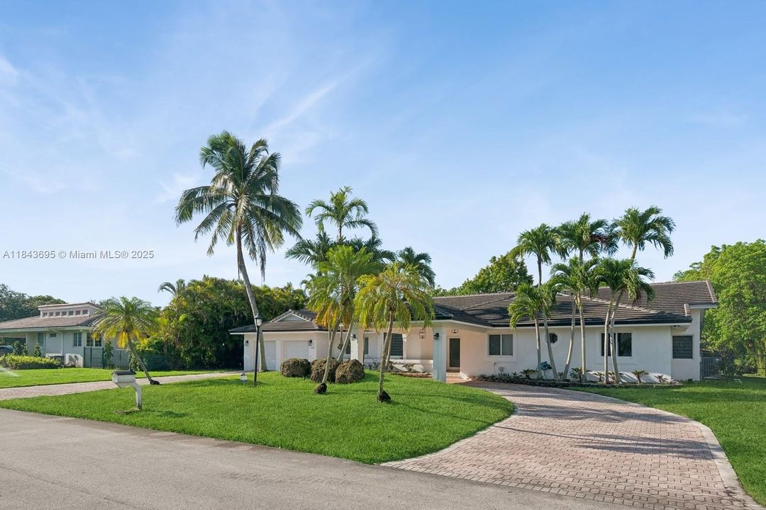 Active With Contract: $6,950 (4 beds, 3 baths, 2811 Square Feet)