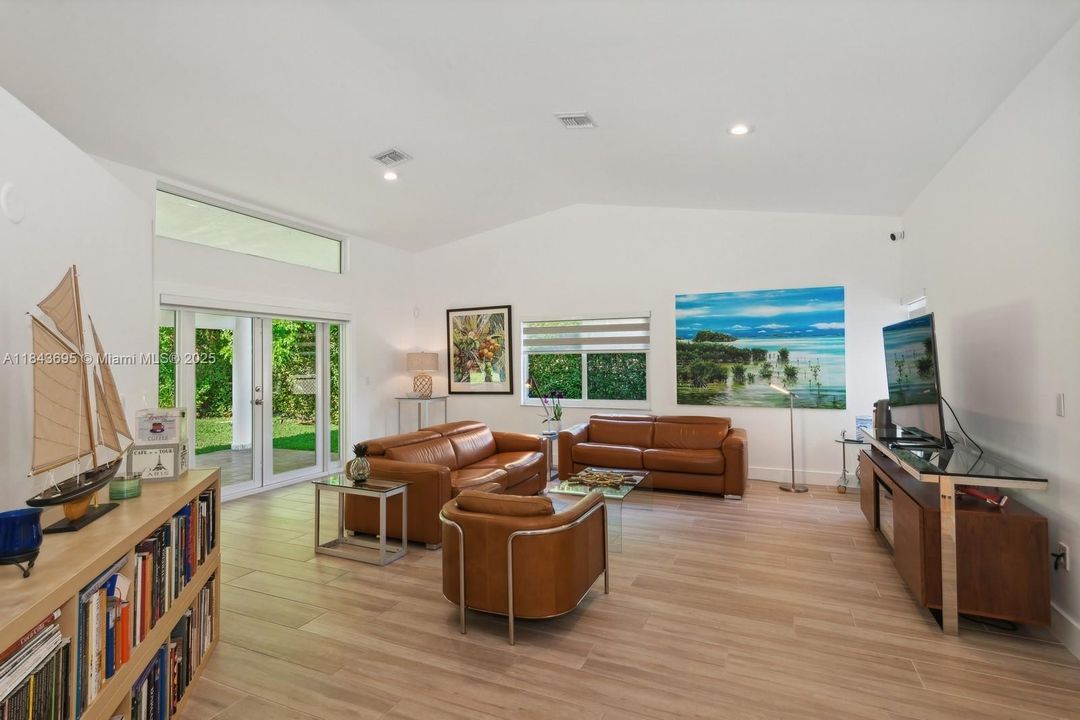 Active With Contract: $6,950 (4 beds, 3 baths, 2811 Square Feet)