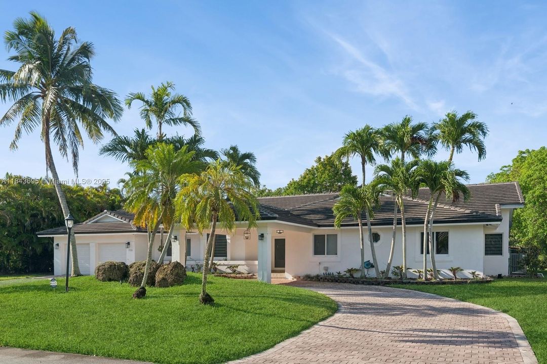 Active With Contract: $6,950 (4 beds, 3 baths, 2811 Square Feet)