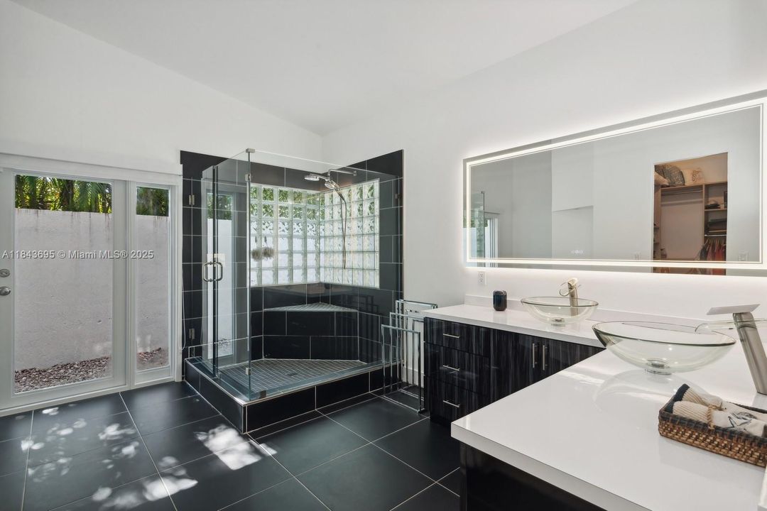 Active With Contract: $6,950 (4 beds, 3 baths, 2811 Square Feet)