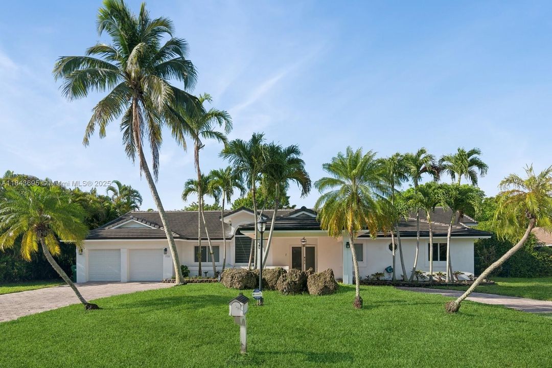 Active With Contract: $6,950 (4 beds, 3 baths, 2811 Square Feet)