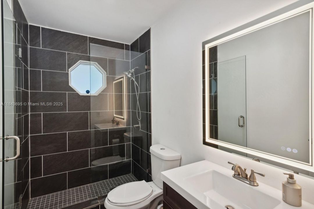 Active With Contract: $6,950 (4 beds, 3 baths, 2811 Square Feet)