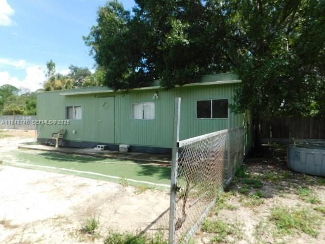 For Sale: $300,000 (3 beds, 2 baths, 1260 Square Feet)