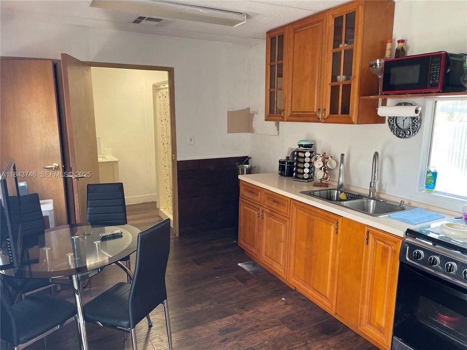 For Sale: $300,000 (3 beds, 2 baths, 1260 Square Feet)