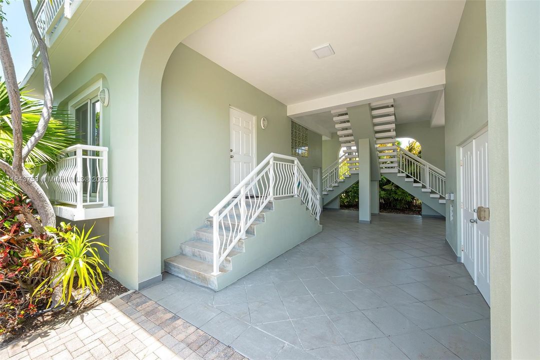 Recently Sold: $3,278,363 (4 beds, 3 baths, 3128 Square Feet)