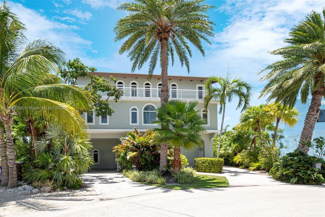 Recently Sold: $3,278,363 (4 beds, 3 baths, 3128 Square Feet)