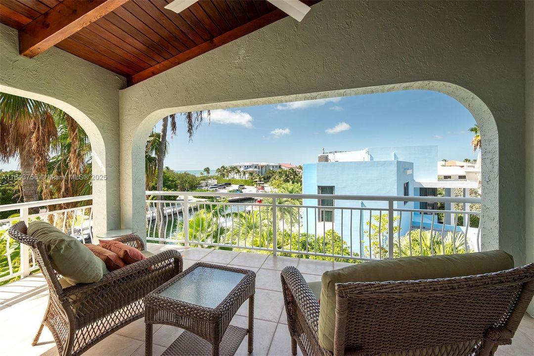 Recently Sold: $3,278,363 (4 beds, 3 baths, 3128 Square Feet)