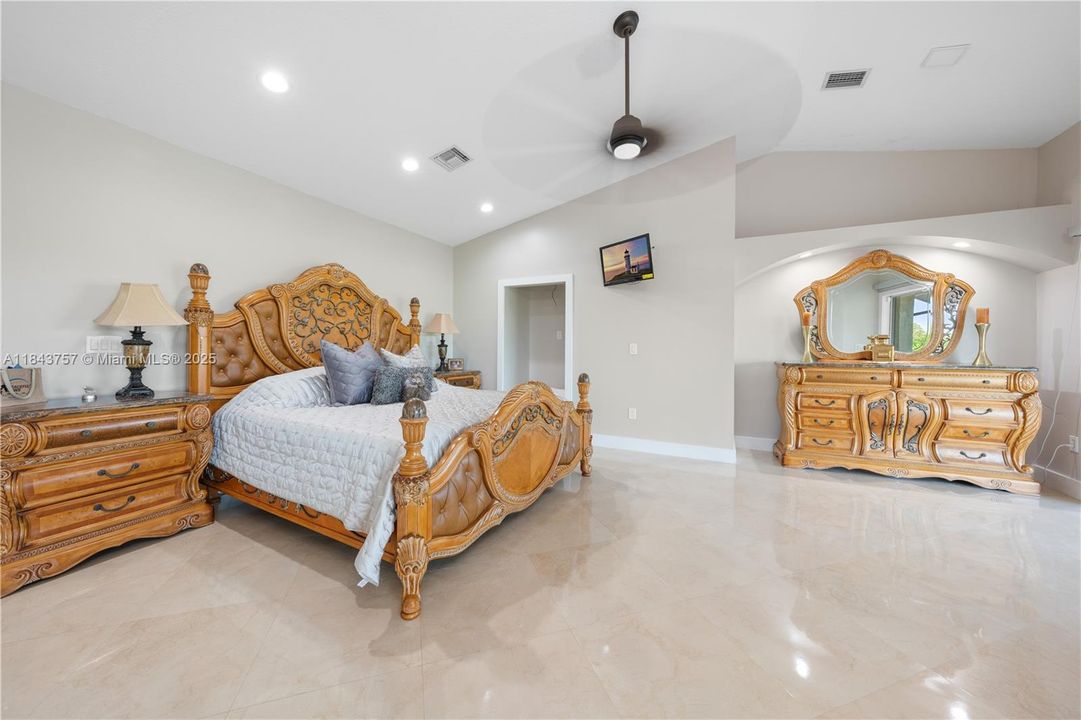 For Sale: $1,875,000 (5 beds, 6 baths, 4483 Square Feet)