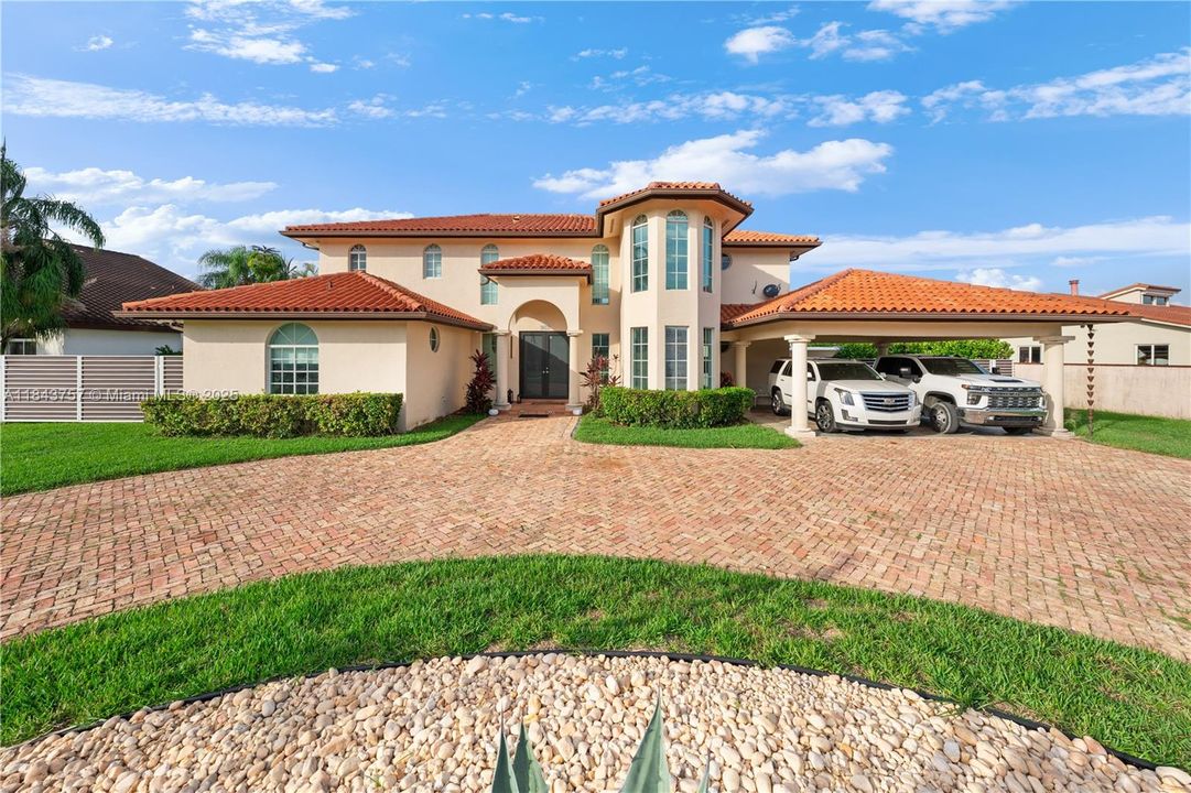 For Sale: $1,875,000 (5 beds, 6 baths, 4483 Square Feet)