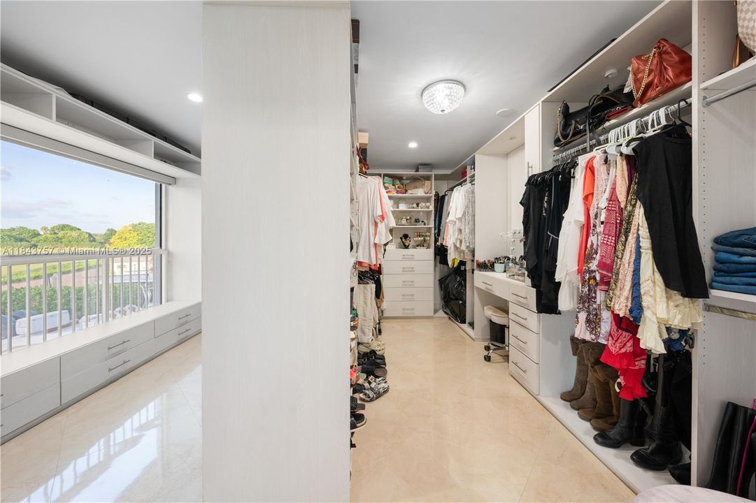 For Sale: $1,875,000 (5 beds, 6 baths, 4483 Square Feet)