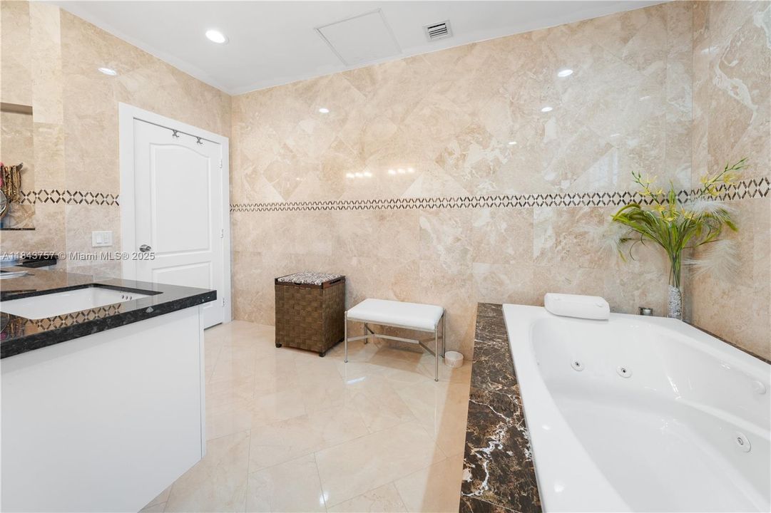 For Sale: $1,875,000 (5 beds, 6 baths, 4483 Square Feet)