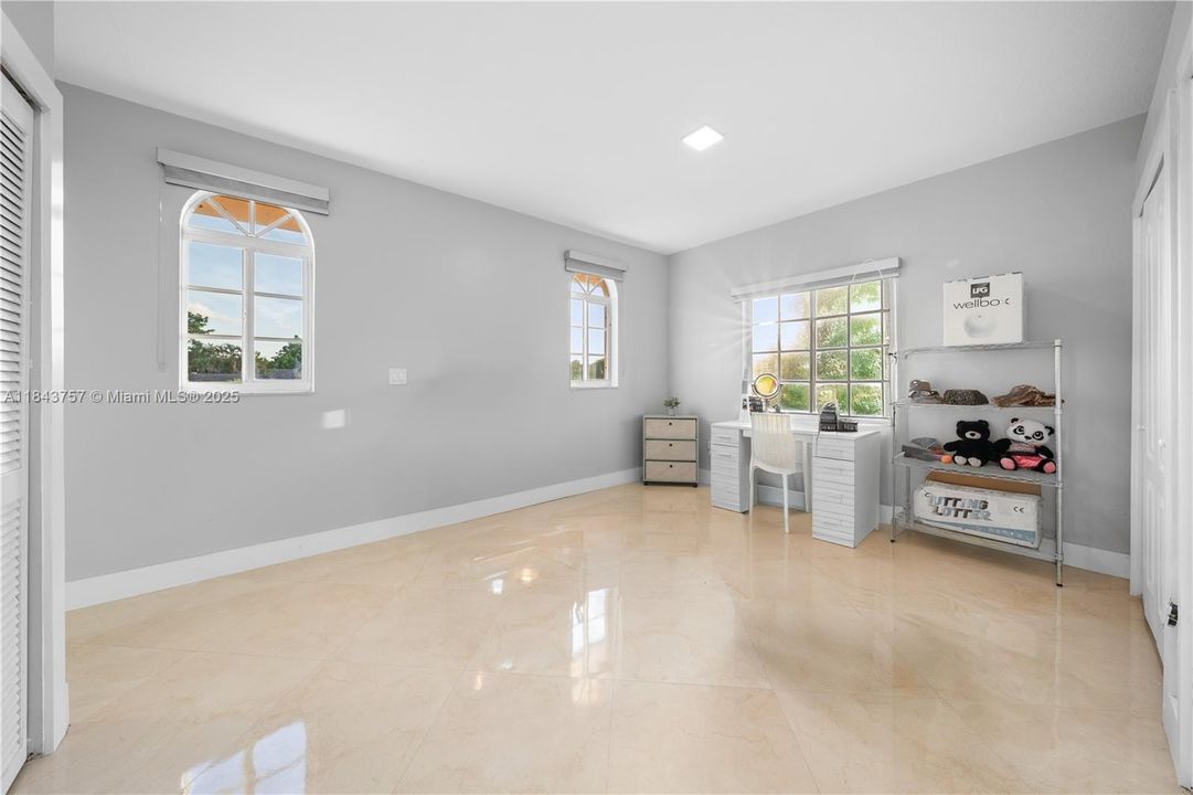 For Sale: $1,875,000 (5 beds, 6 baths, 4483 Square Feet)