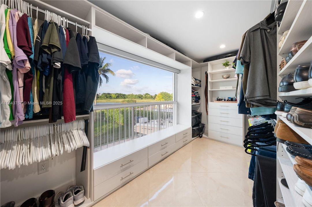 For Sale: $1,875,000 (5 beds, 6 baths, 4483 Square Feet)