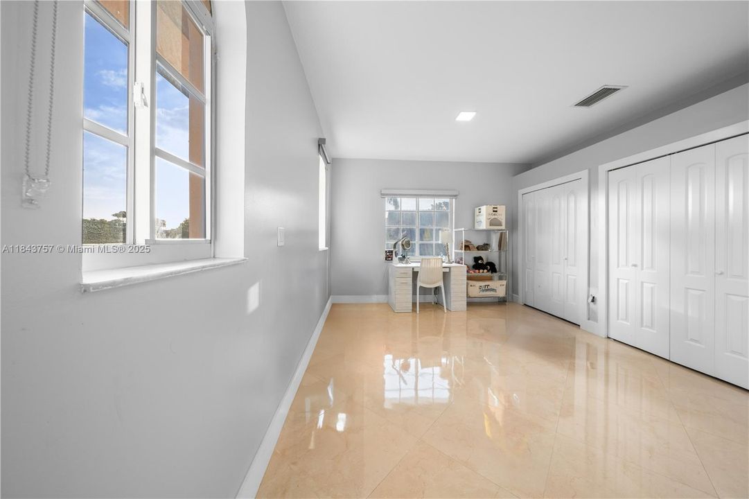 For Sale: $1,875,000 (5 beds, 6 baths, 4483 Square Feet)