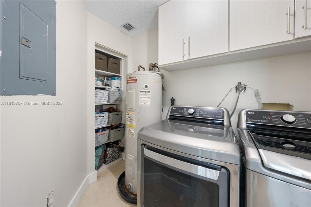 For Sale: $1,875,000 (5 beds, 6 baths, 4483 Square Feet)