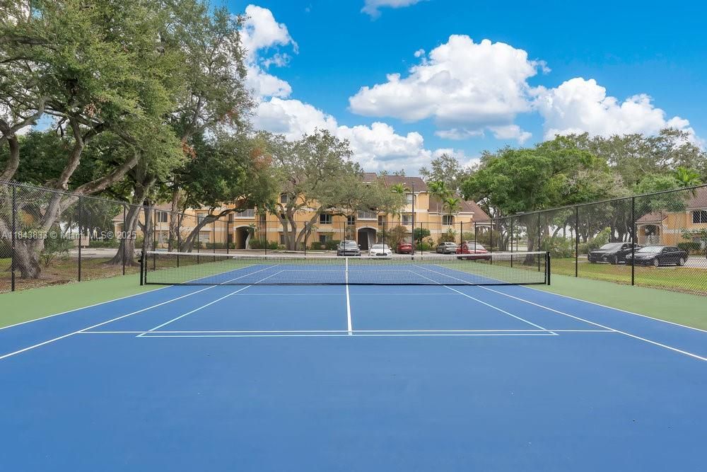 For Sale: $225,000 (1 beds, 1 baths, 834 Square Feet)