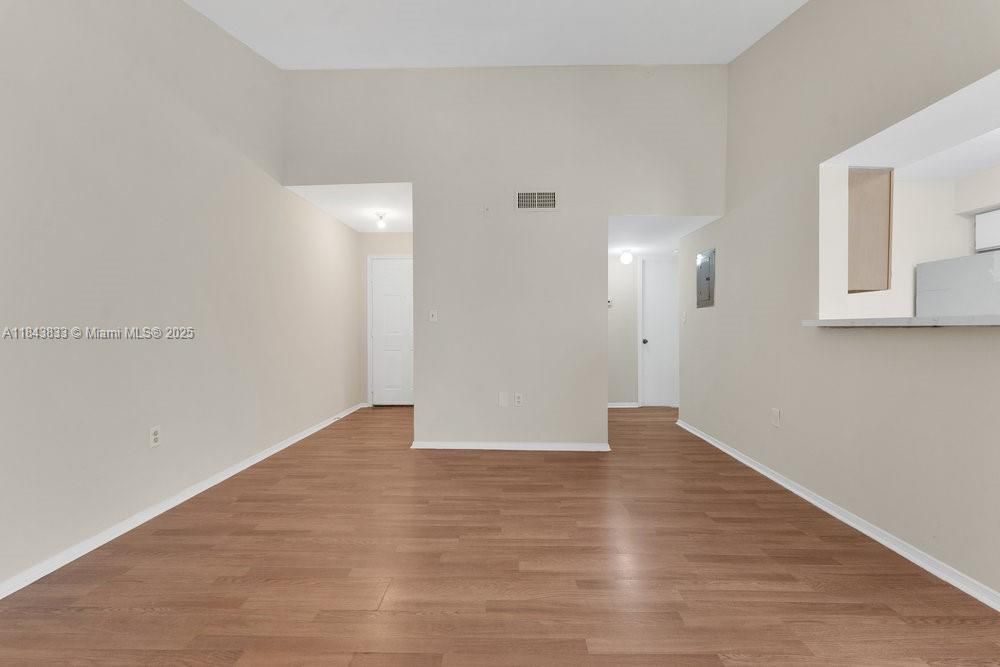 For Sale: $225,000 (1 beds, 1 baths, 834 Square Feet)