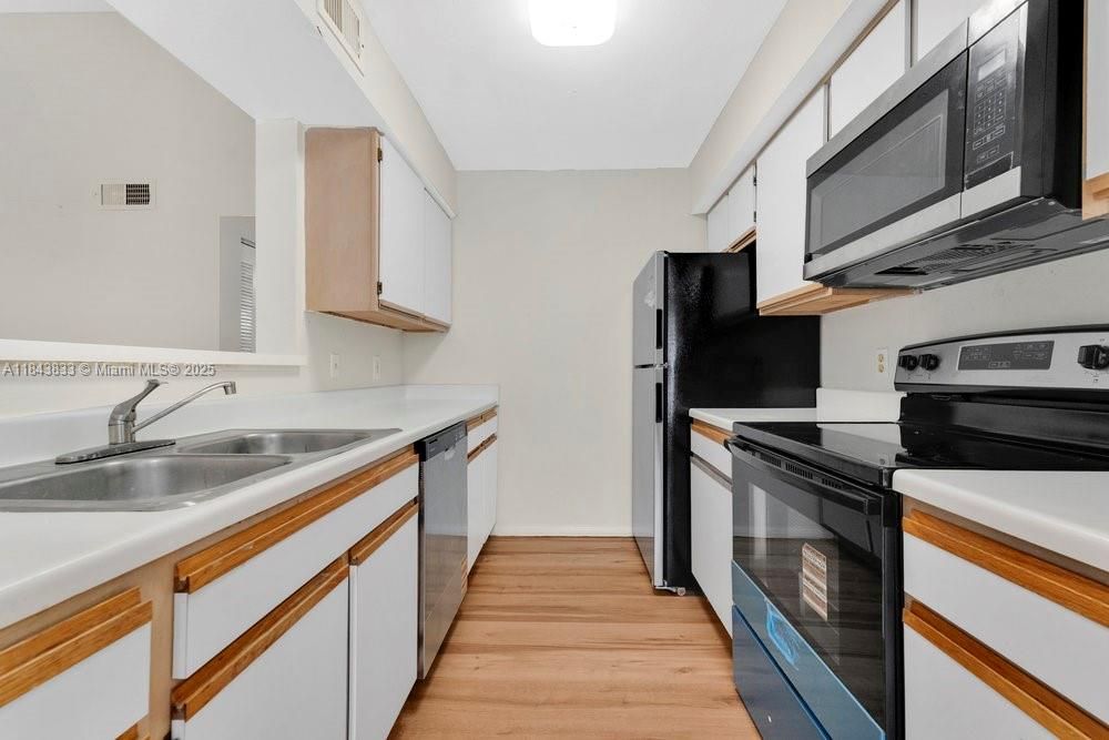 For Sale: $225,000 (1 beds, 1 baths, 834 Square Feet)