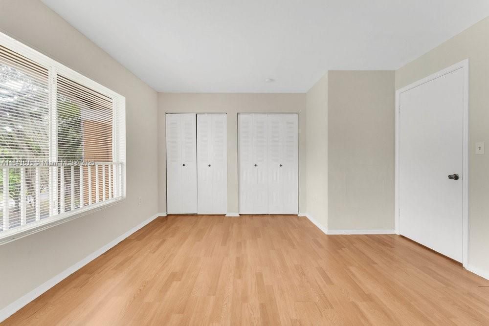 For Sale: $225,000 (1 beds, 1 baths, 834 Square Feet)