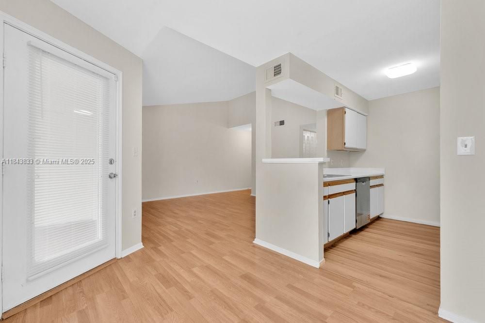 For Sale: $225,000 (1 beds, 1 baths, 834 Square Feet)