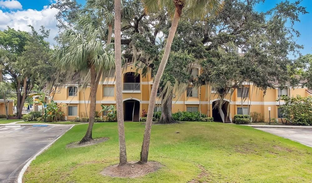 For Sale: $225,000 (1 beds, 1 baths, 834 Square Feet)