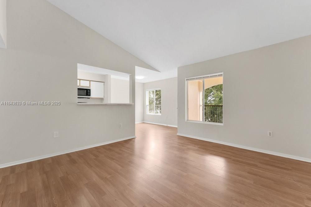 For Sale: $225,000 (1 beds, 1 baths, 834 Square Feet)