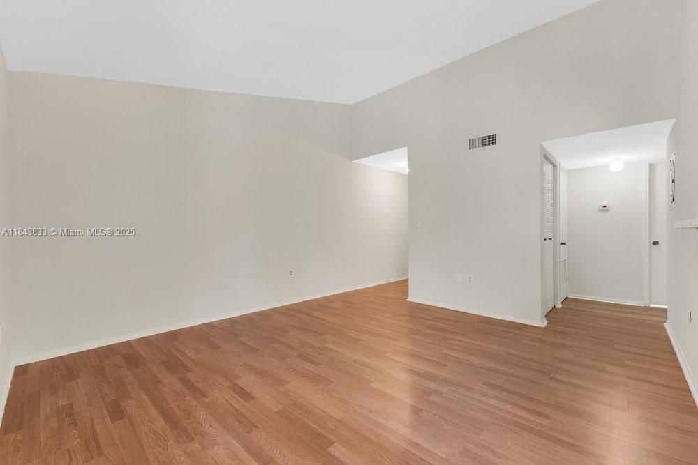 For Sale: $225,000 (1 beds, 1 baths, 834 Square Feet)