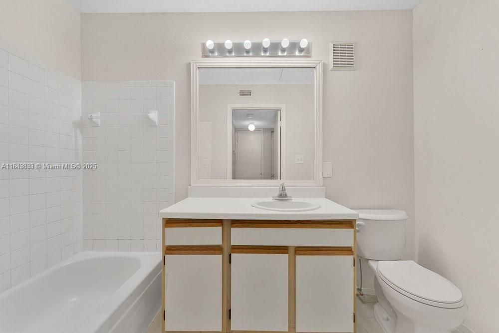 For Sale: $225,000 (1 beds, 1 baths, 834 Square Feet)