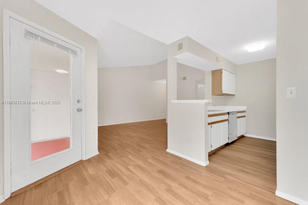 For Sale: $225,000 (1 beds, 1 baths, 834 Square Feet)