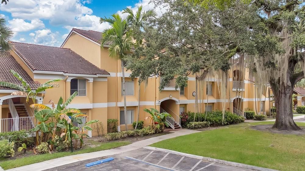 For Sale: $225,000 (1 beds, 1 baths, 834 Square Feet)