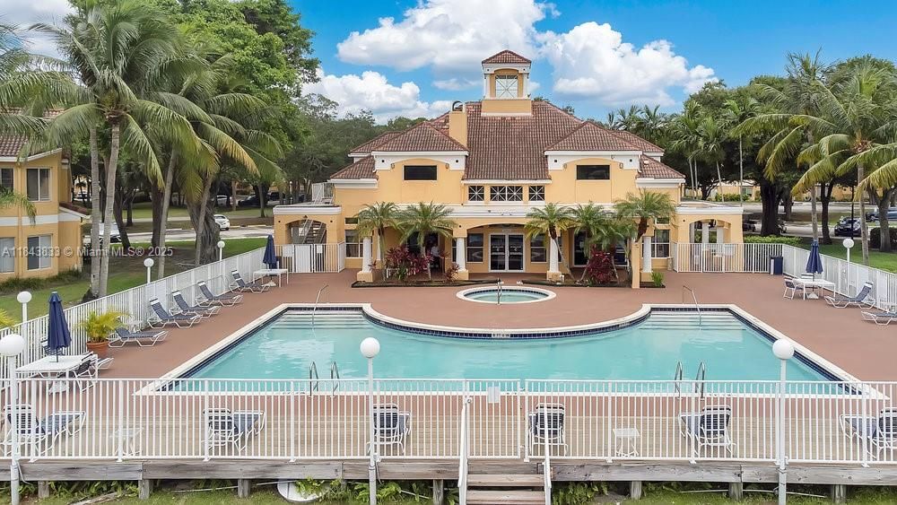 For Sale: $225,000 (1 beds, 1 baths, 834 Square Feet)