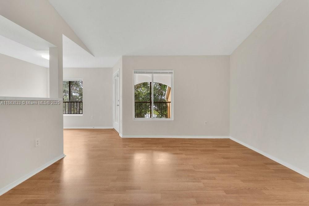 For Sale: $225,000 (1 beds, 1 baths, 834 Square Feet)