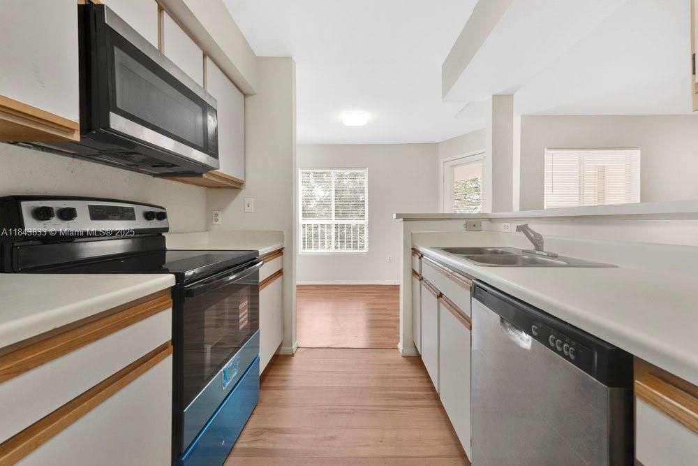 For Sale: $225,000 (1 beds, 1 baths, 834 Square Feet)