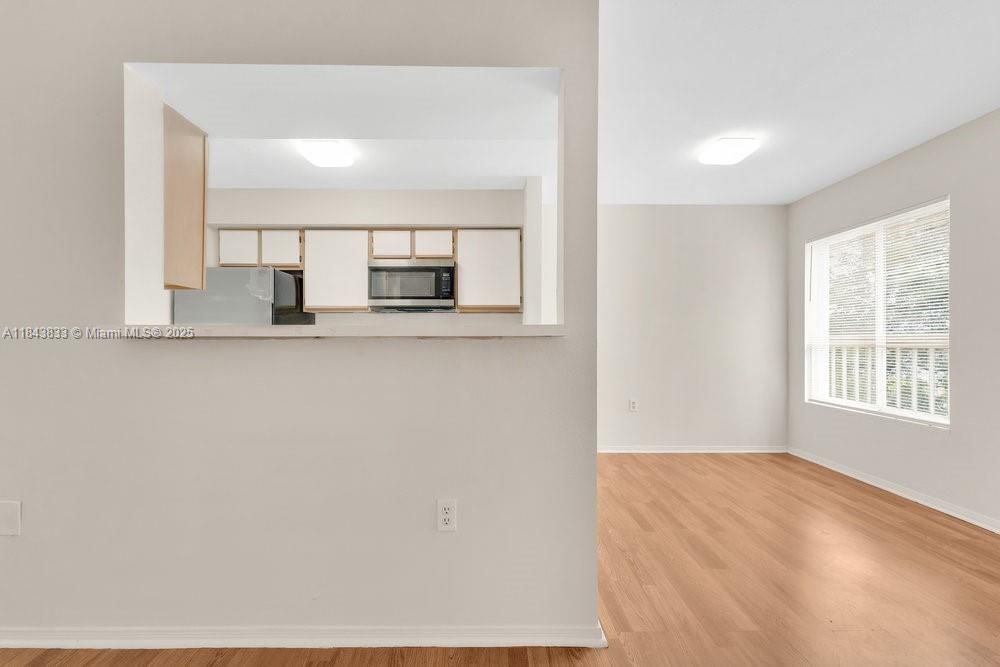 For Sale: $225,000 (1 beds, 1 baths, 834 Square Feet)