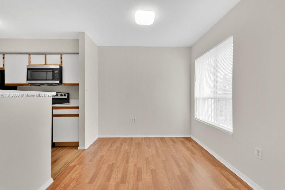 For Sale: $225,000 (1 beds, 1 baths, 834 Square Feet)