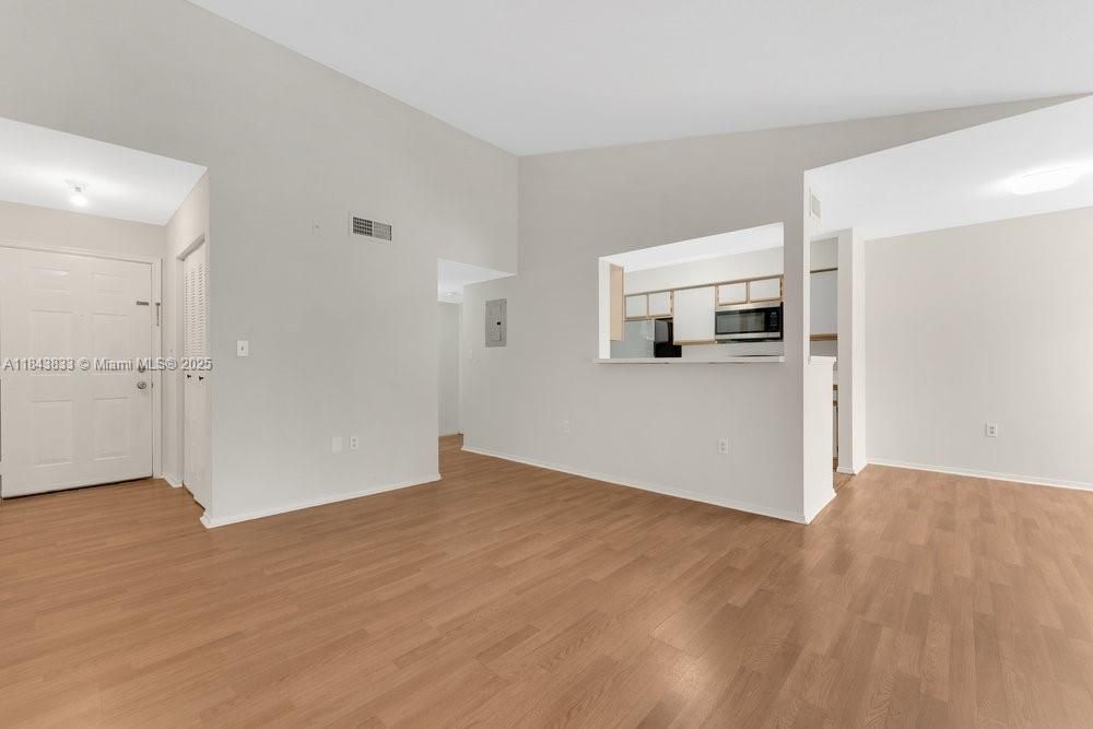 For Sale: $225,000 (1 beds, 1 baths, 834 Square Feet)